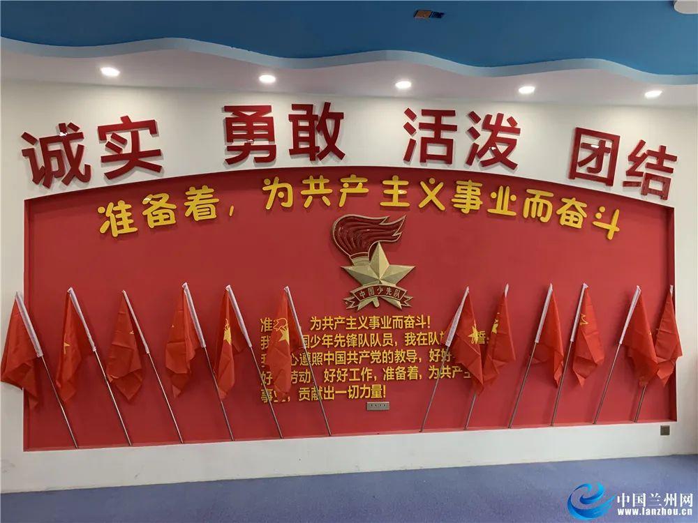 迷失在街头的男孩